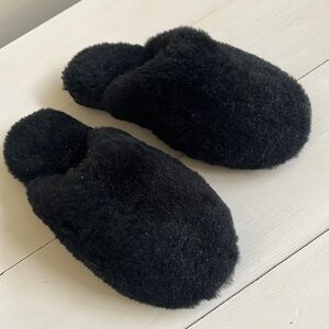 Women’s Black Shearling Slip-on Slippers Size 6.5-7.5